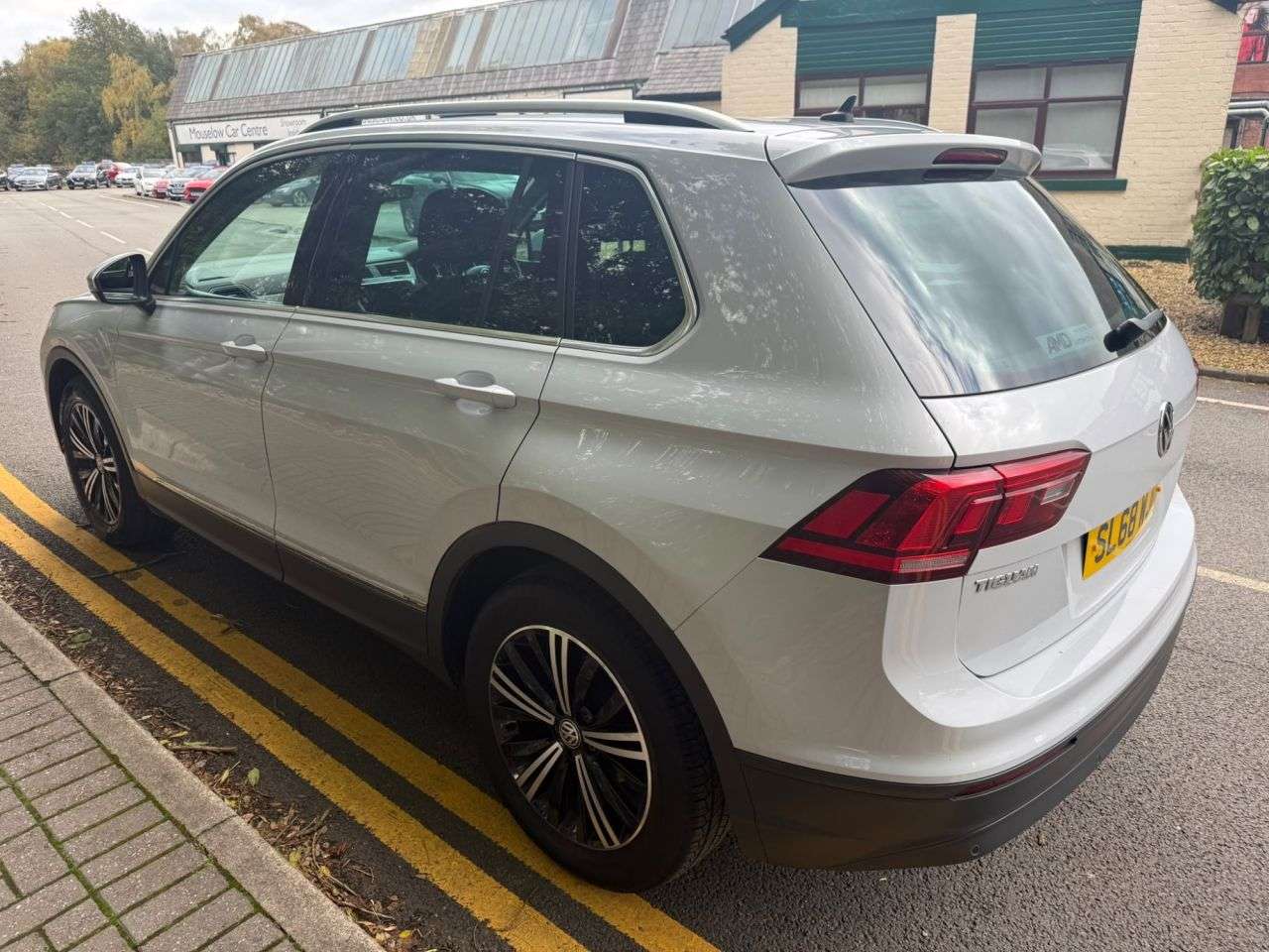 A 2018 VOLKSWAGEN TIGUAN 2.0 TDI SE Navigation SUV 5dr Diesel DSG Euro 6 (s/s) (150 ps) + SERVICE HI A 2018 VOLKSWAGEN TIGUAN 2.0 TDI SE Navigation SUV 5dr Diesel DSG Euro 6 (s/s) (150 ps) + SERVICE HI