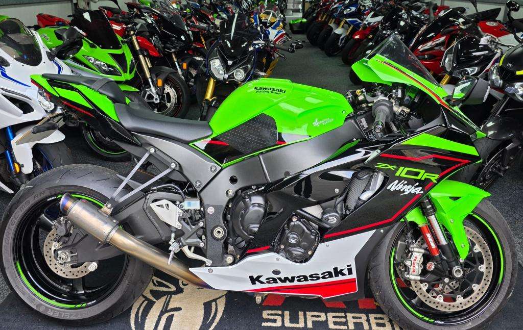 A 2022 KAWASAKI ZX 1002 LMFAN Zx10 R Ninja A 2022 KAWASAKI ZX 1002 LMFAN Zx10 R Ninja