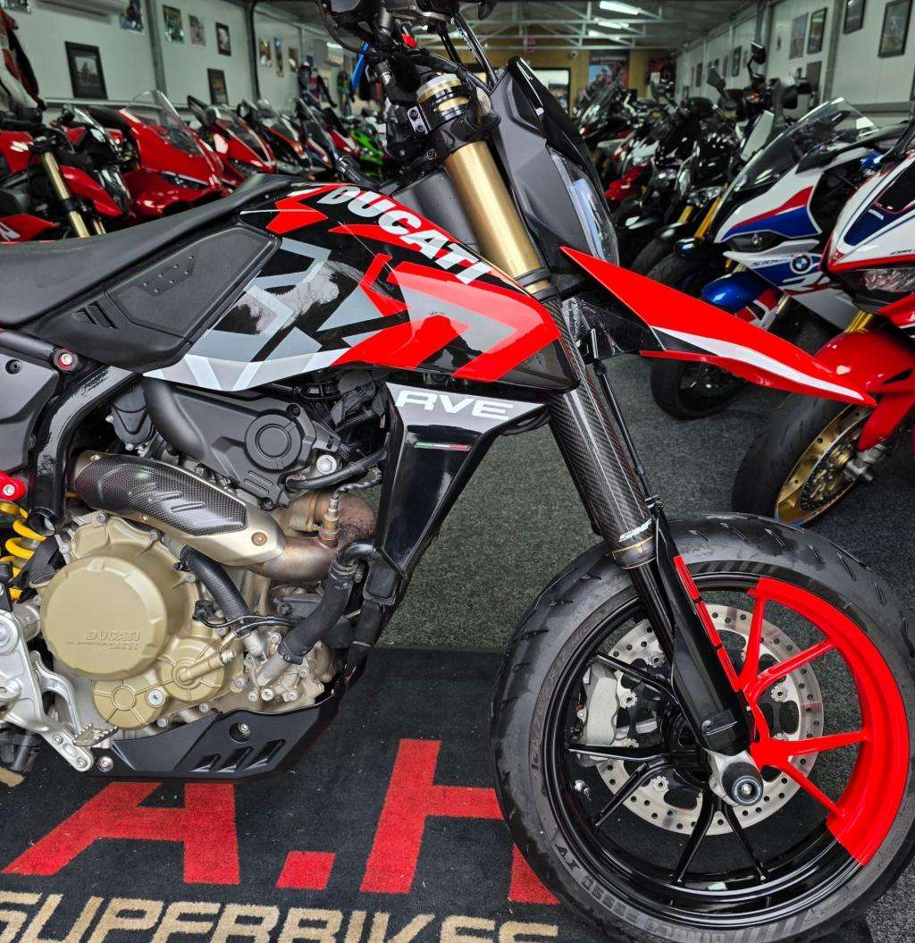 A 2025 DUCATI HYPERMOTARD 698 Mono A 2025 DUCATI HYPERMOTARD 698 Mono