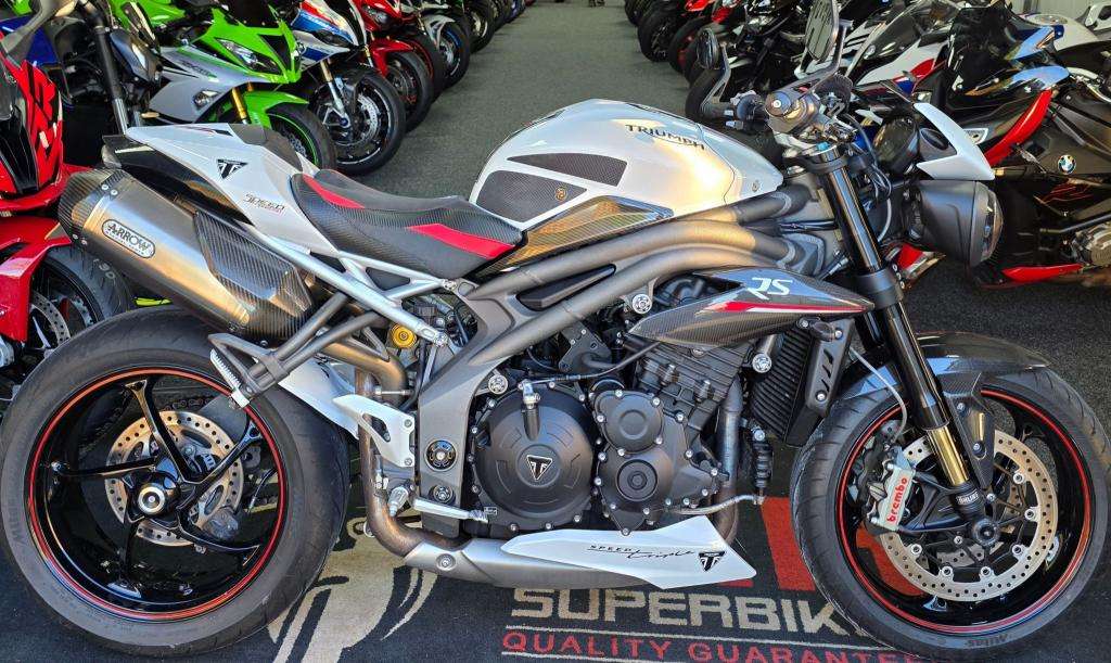 A 2018 TRIUMPH SPEED TRIPLE RS 1050 A 2018 TRIUMPH SPEED TRIPLE RS 1050