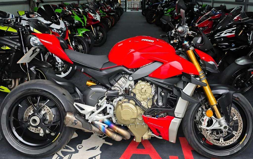 A 2020 DUCATI STREETFIGHTER V4 S Streetfighter V4 A 2020 DUCATI STREETFIGHTER V4 S Streetfighter V4