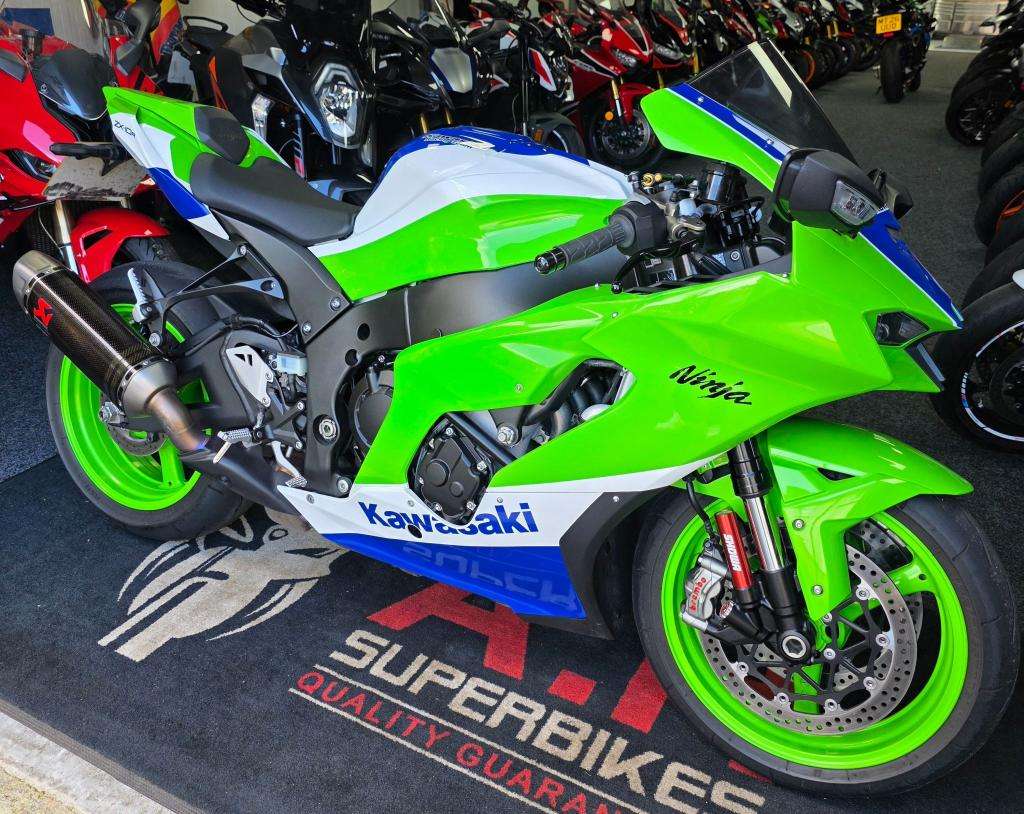 A 2022 KAWASAKI ZX 1002 LMFAN Zx10 R Ninja A 2022 KAWASAKI ZX 1002 LMFAN Zx10 R Ninja