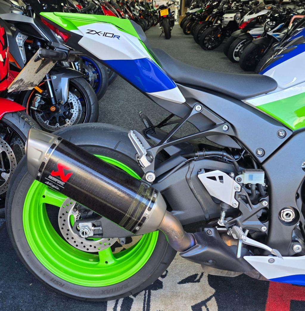 A 2022 KAWASAKI ZX 1002 LMFAN Zx10 R Ninja A 2022 KAWASAKI ZX 1002 LMFAN Zx10 R Ninja