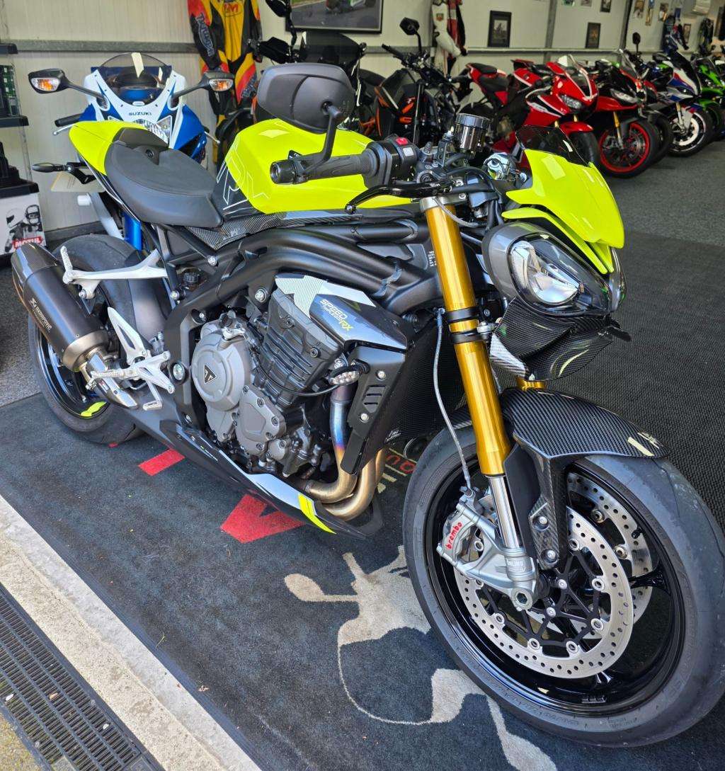 A 2025 TRIUMPH SPEED TRIPLE 1200 RX A 2025 TRIUMPH SPEED TRIPLE 1200 RX