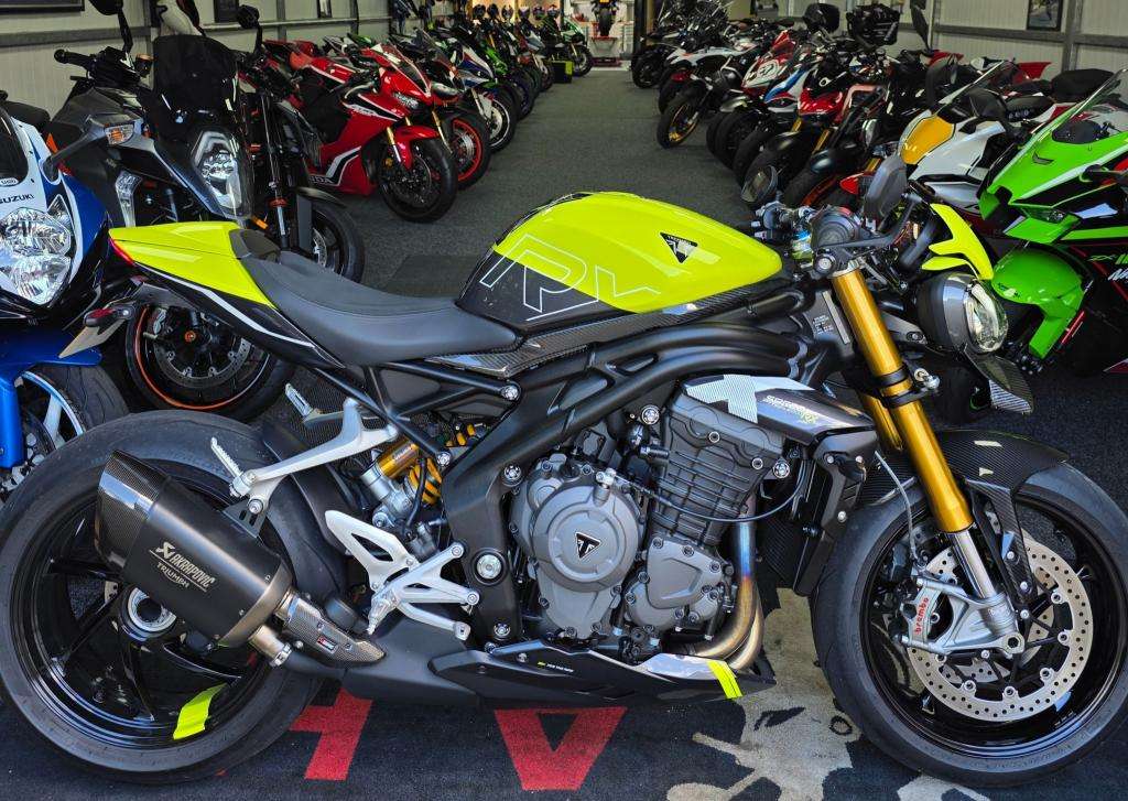 A 2025 TRIUMPH SPEED TRIPLE 1200 RX A 2025 TRIUMPH SPEED TRIPLE 1200 RX