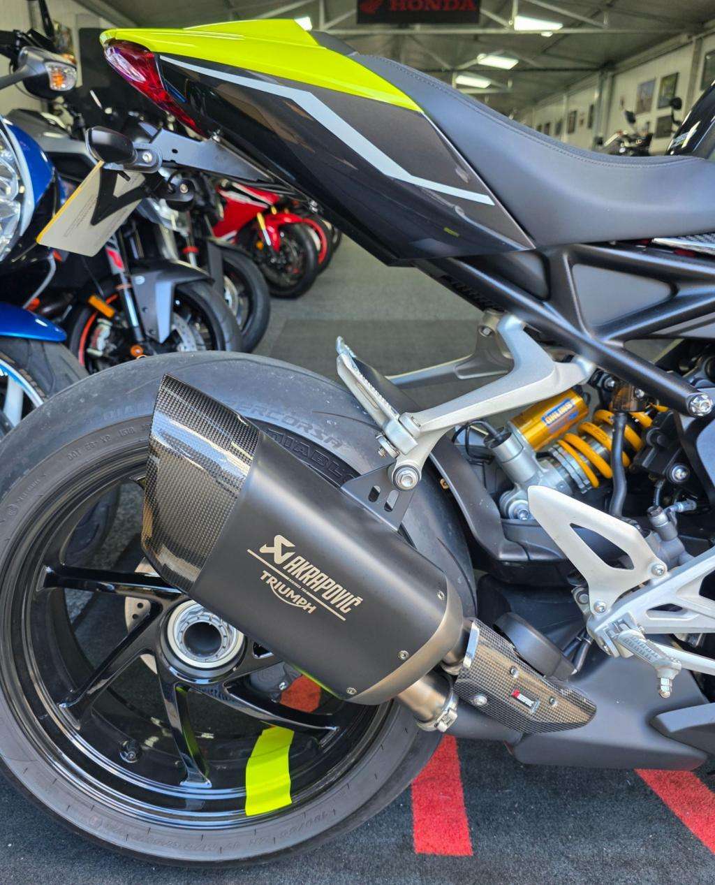 A 2025 TRIUMPH SPEED TRIPLE 1200 RX A 2025 TRIUMPH SPEED TRIPLE 1200 RX