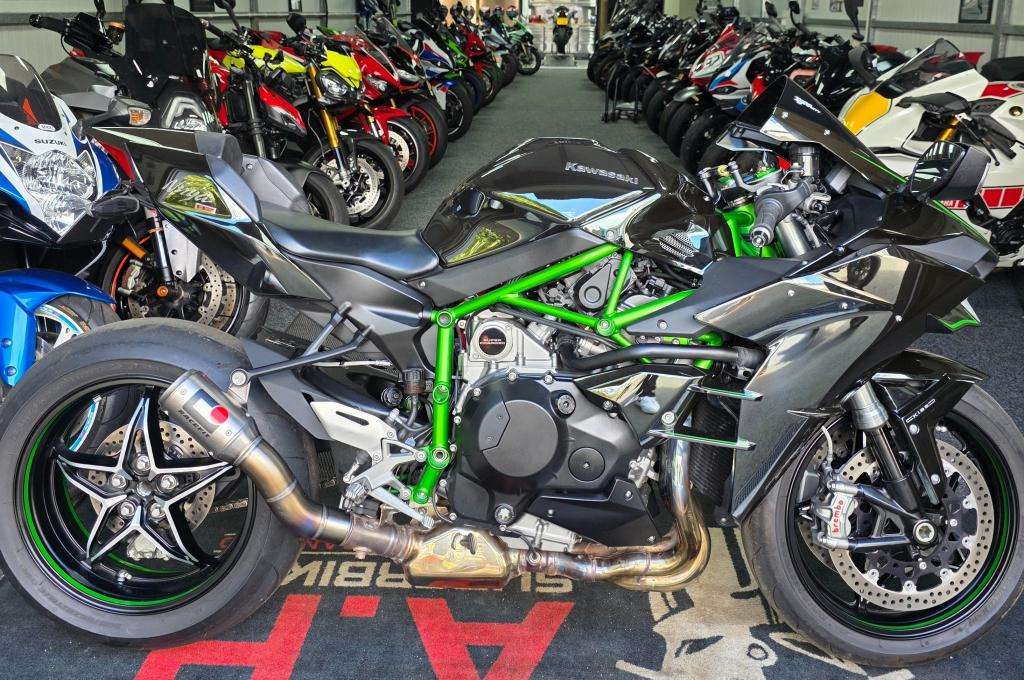 A 2015 KAWASAKI ZX 1000 NFF Ninja H2 A 2015 KAWASAKI ZX 1000 NFF Ninja H2