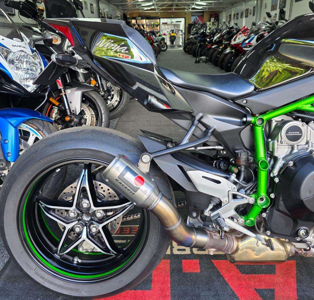 A 2015 KAWASAKI ZX 1000 NFF Ninja H2 A 2015 KAWASAKI ZX 1000 NFF Ninja H2