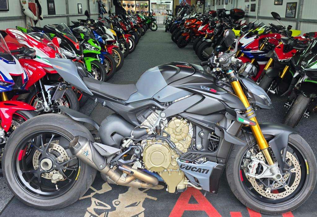 A 2023 DUCATI STREETFIGHTER V4 S A 2023 DUCATI STREETFIGHTER V4 S