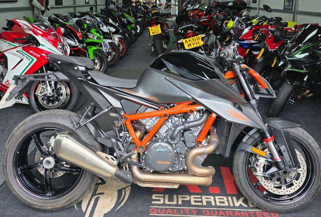 A 2020 KTM 1290 SUPER DUKE R 20 1290 Super Duke R A 2020 KTM 1290 SUPER DUKE R 20 1290 Super Duke R