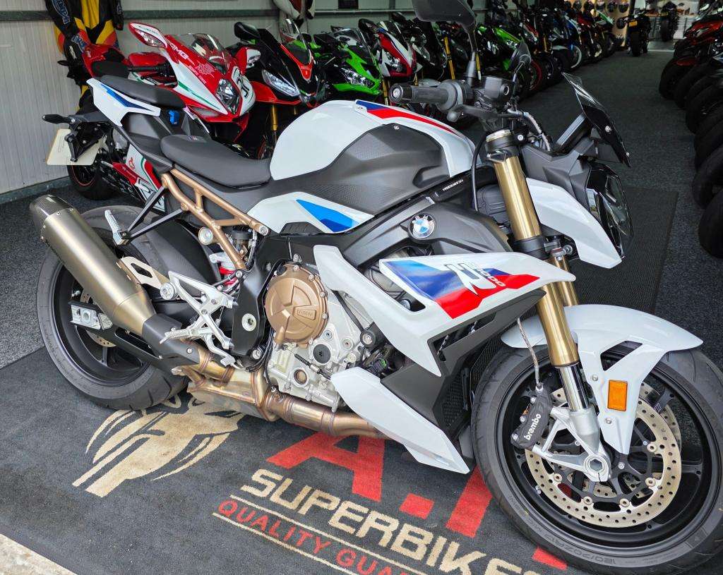 A 2022 BMW S 1000 R SPORT S 1000 R A 2022 BMW S 1000 R SPORT S 1000 R