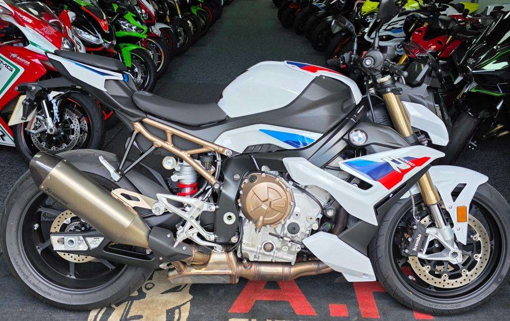 A 2022 BMW S 1000 R SPORT S 1000 R A 2022 BMW S 1000 R SPORT S 1000 R