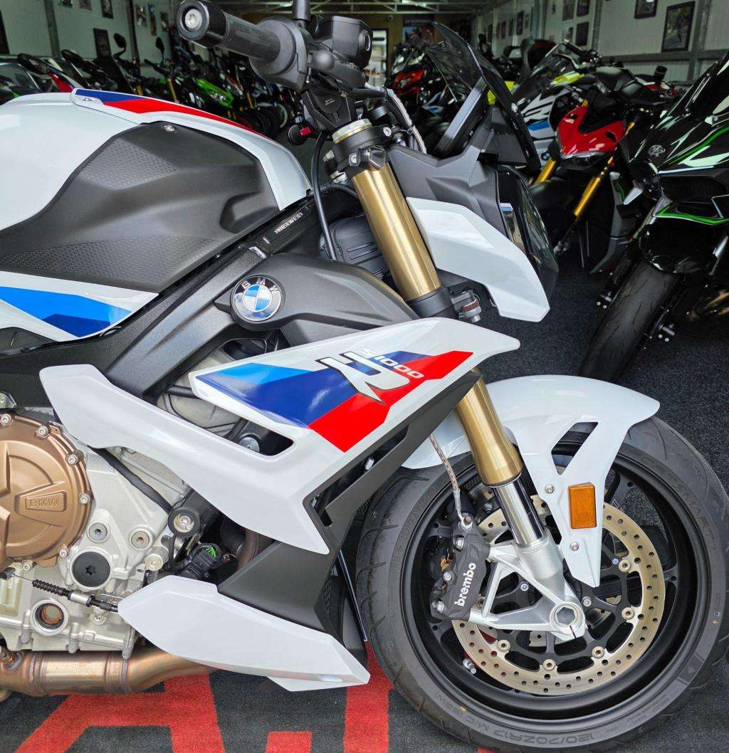 A 2022 BMW S 1000 R SPORT S 1000 R A 2022 BMW S 1000 R SPORT S 1000 R