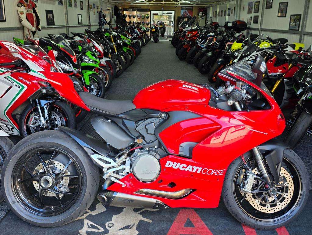 A 2020 DUCATI PANIGALE V2 A 2020 DUCATI PANIGALE V2