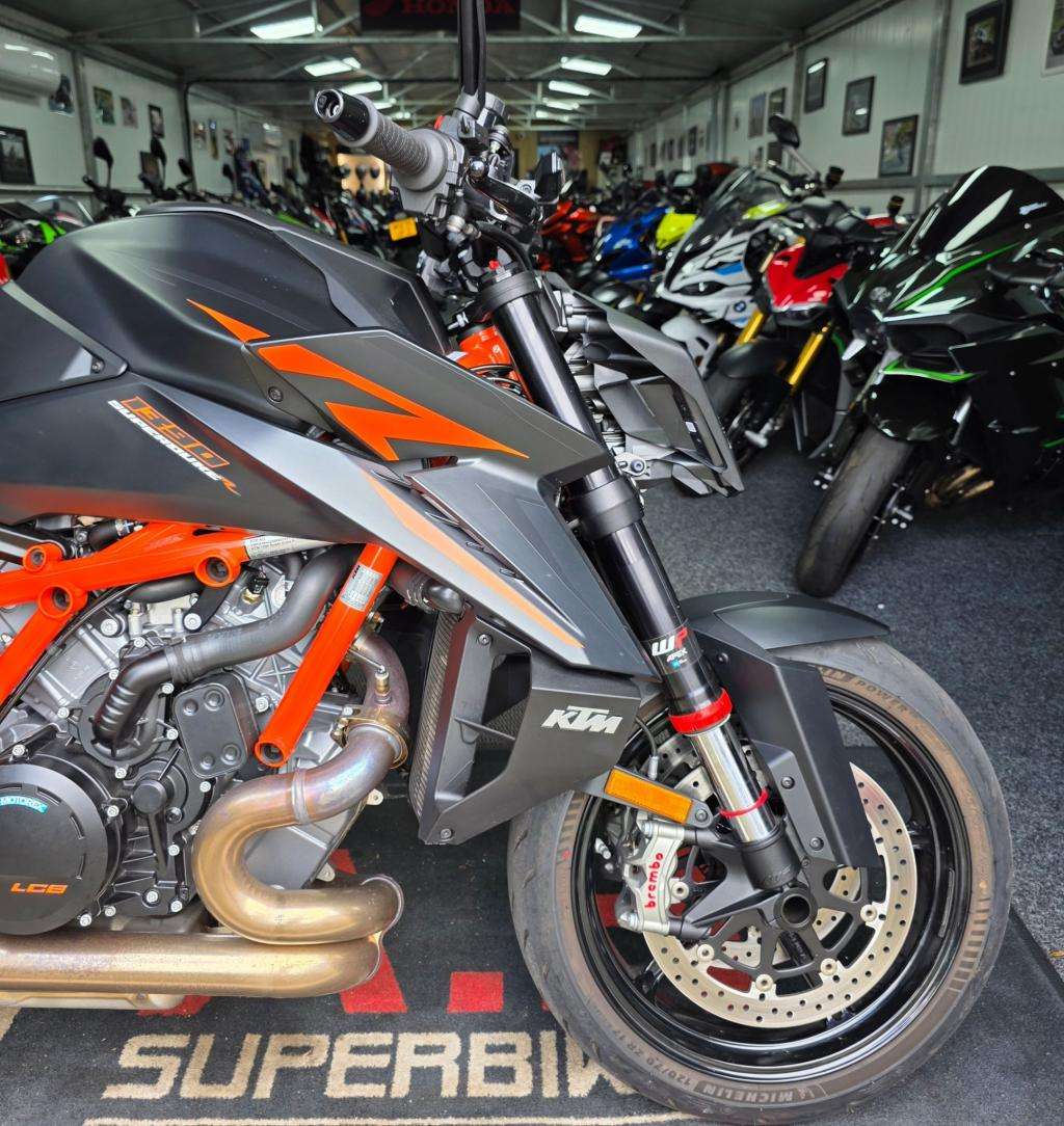 A 2025 KTM 1390 SUPERDUKE R 24 A 2025 KTM 1390 SUPERDUKE R 24