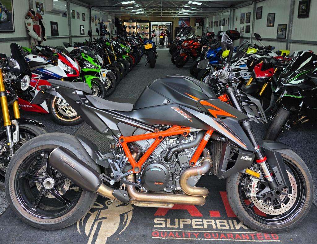 A 2025 KTM 1390 SUPERDUKE R 24 A 2025 KTM 1390 SUPERDUKE R 24