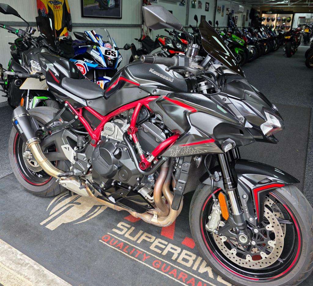 A 2020 KAWASAKI ZR 1000 KLFA Z H2 A 2020 KAWASAKI ZR 1000 KLFA Z H2