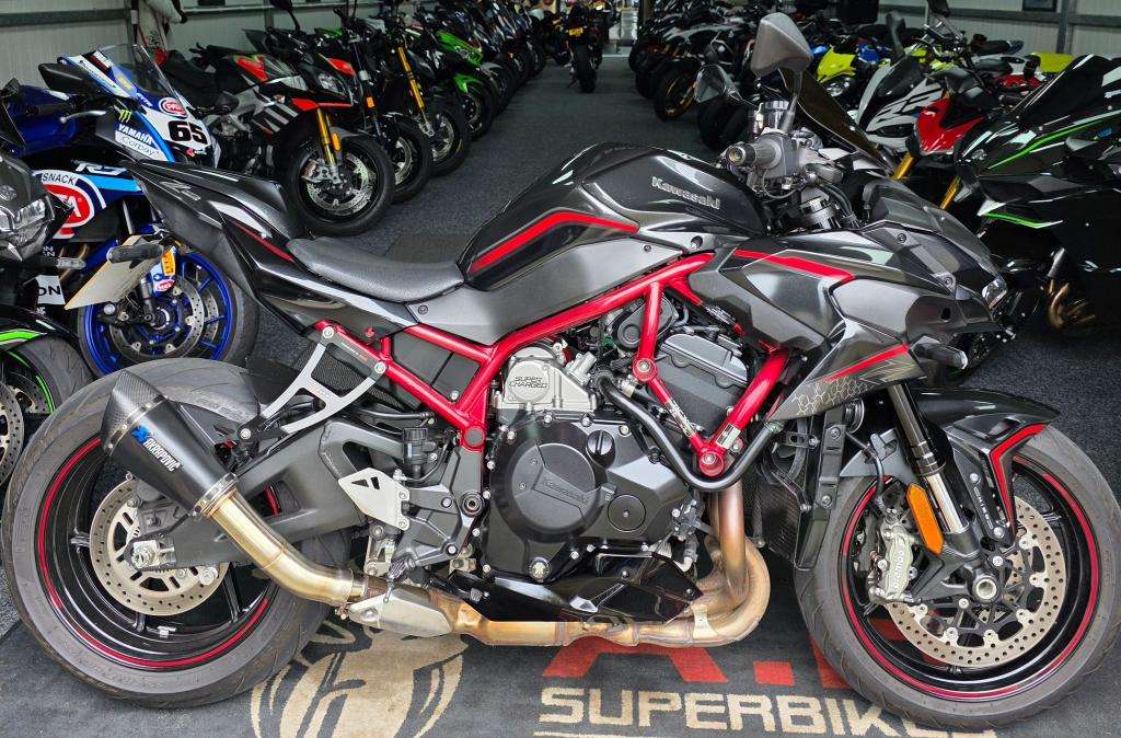 A 2020 KAWASAKI ZR 1000 KLFA Z H2 A 2020 KAWASAKI ZR 1000 KLFA Z H2
