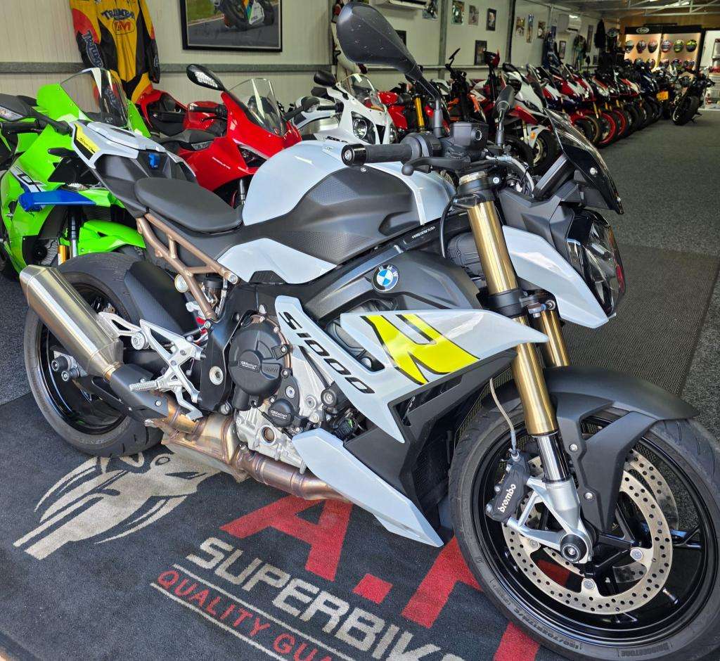 A 2022 BMW S 1000 R SPORT S 1000 R A 2022 BMW S 1000 R SPORT S 1000 R