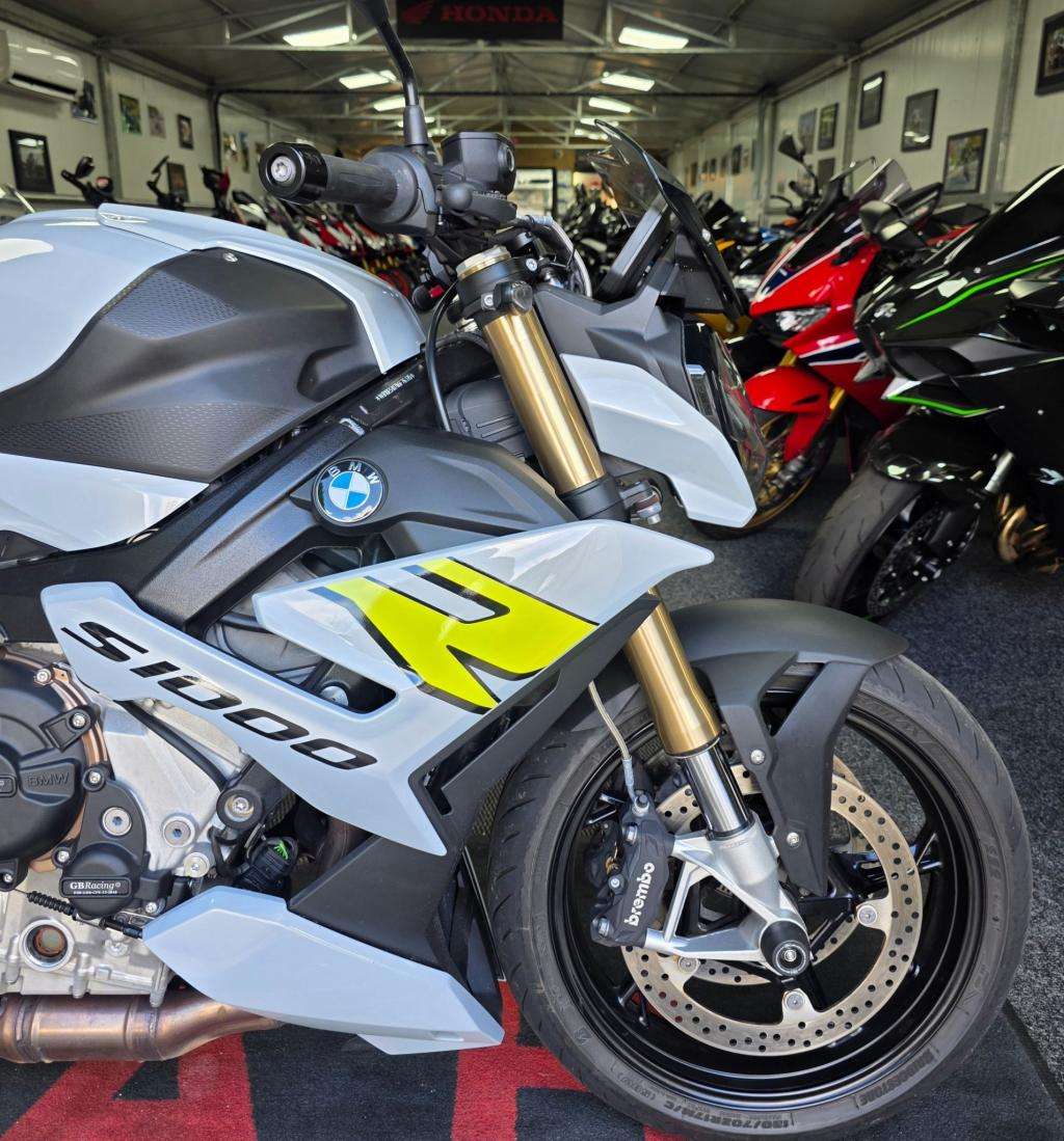 A 2022 BMW S 1000 R SPORT S 1000 R A 2022 BMW S 1000 R SPORT S 1000 R