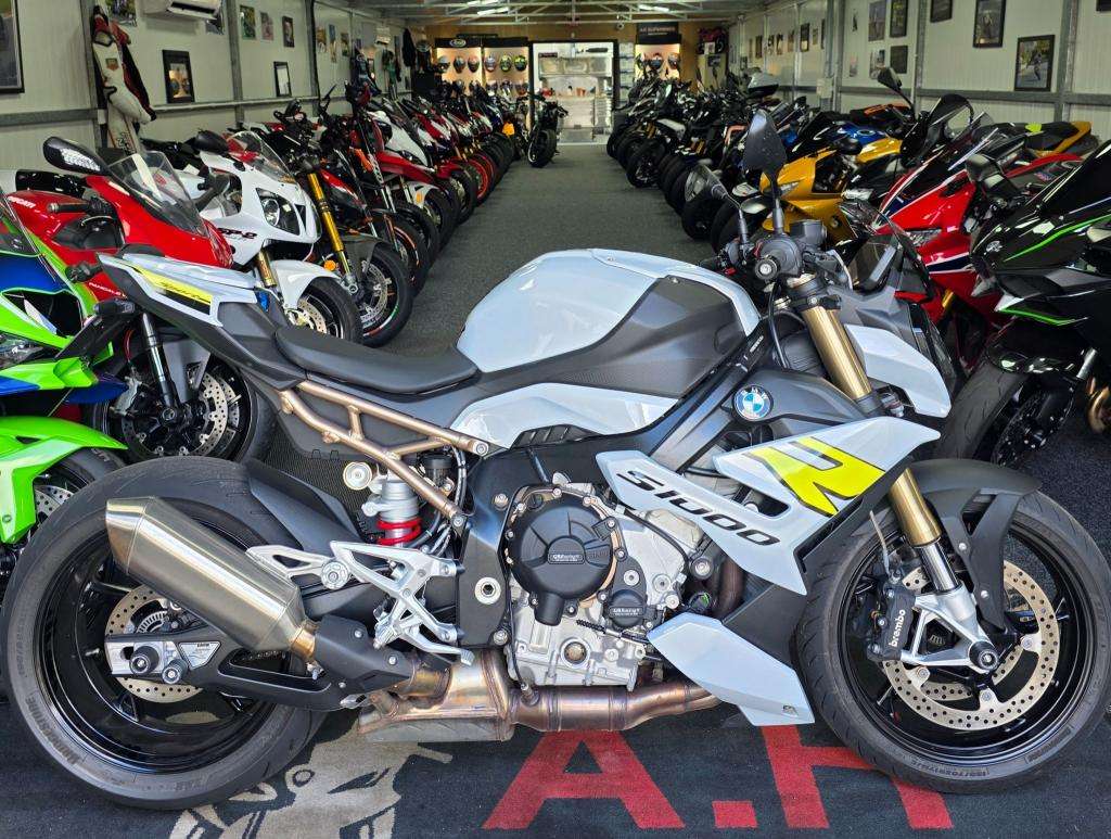 A 2022 BMW S 1000 R SPORT S 1000 R A 2022 BMW S 1000 R SPORT S 1000 R