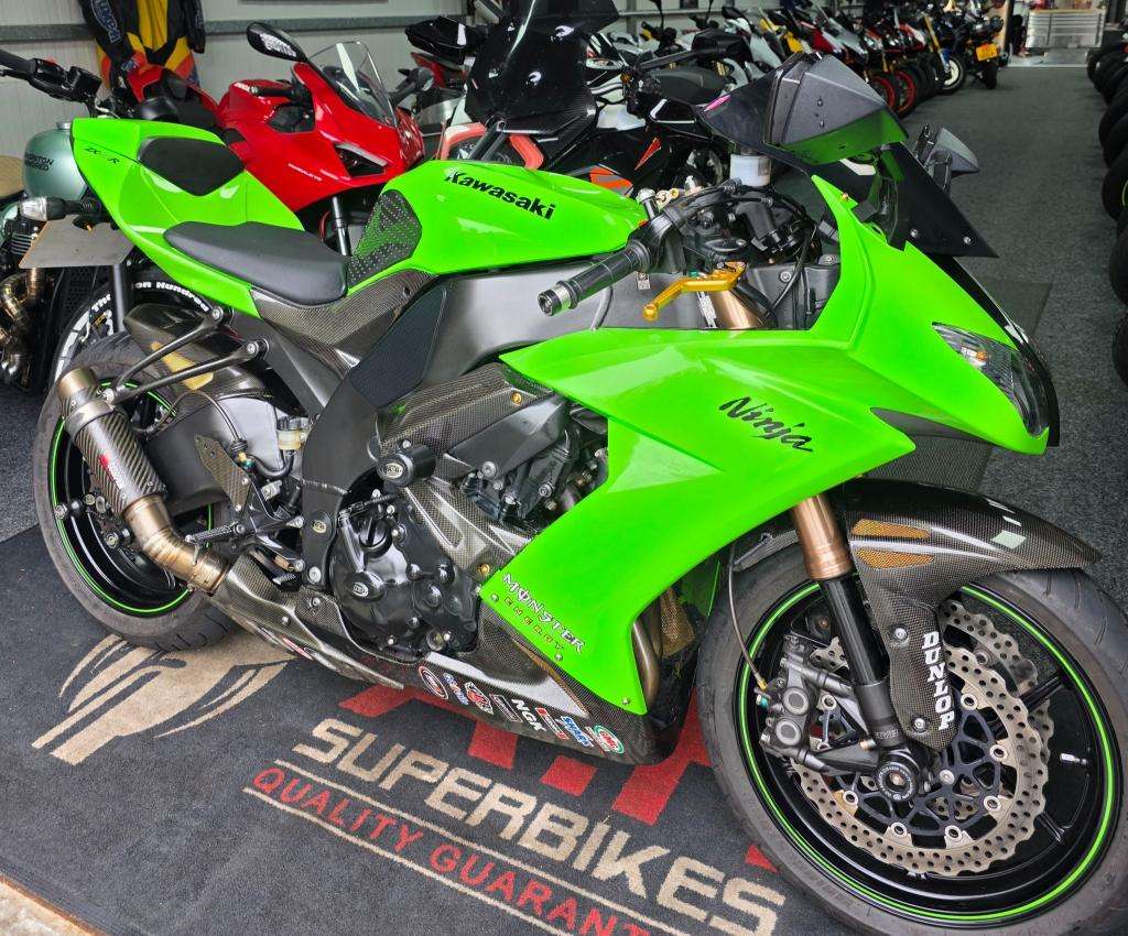 A 2008 KAWASAKI ZX 1000 E8F Zx10 R Ninja A 2008 KAWASAKI ZX 1000 E8F Zx10 R Ninja