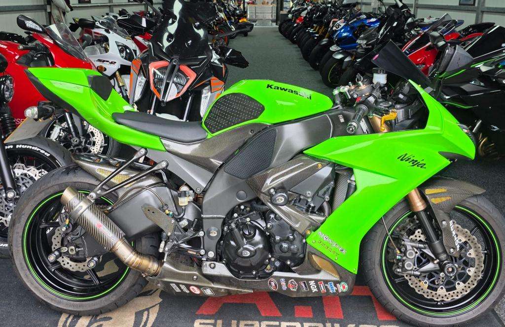 A 2008 KAWASAKI ZX 1000 E8F Zx10 R Ninja A 2008 KAWASAKI ZX 1000 E8F Zx10 R Ninja