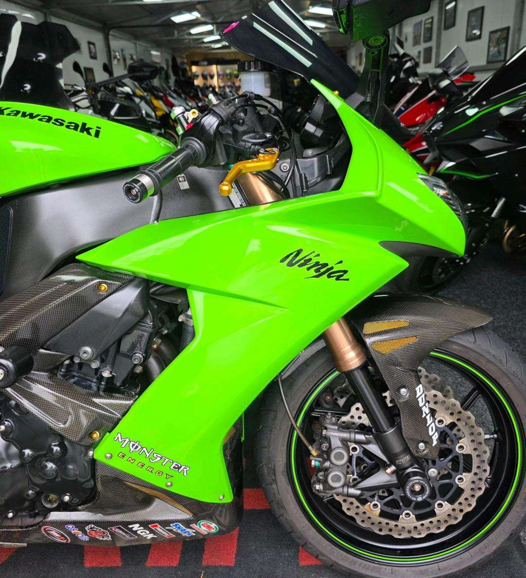 A 2008 KAWASAKI ZX 1000 E8F Zx10 R Ninja A 2008 KAWASAKI ZX 1000 E8F Zx10 R Ninja