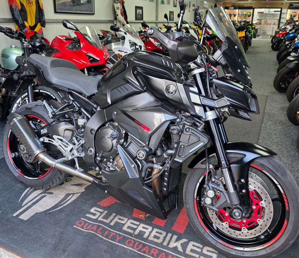 A 2016 YAMAHA MT-10 MTN1000 Mt-10 A 2016 YAMAHA MT-10 MTN1000 Mt-10