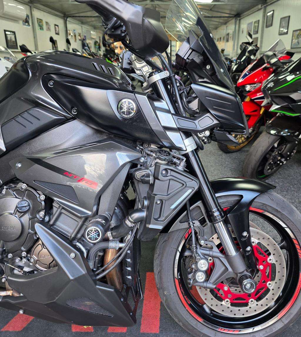 A 2016 YAMAHA MT-10 MTN1000 Mt-10 A 2016 YAMAHA MT-10 MTN1000 Mt-10
