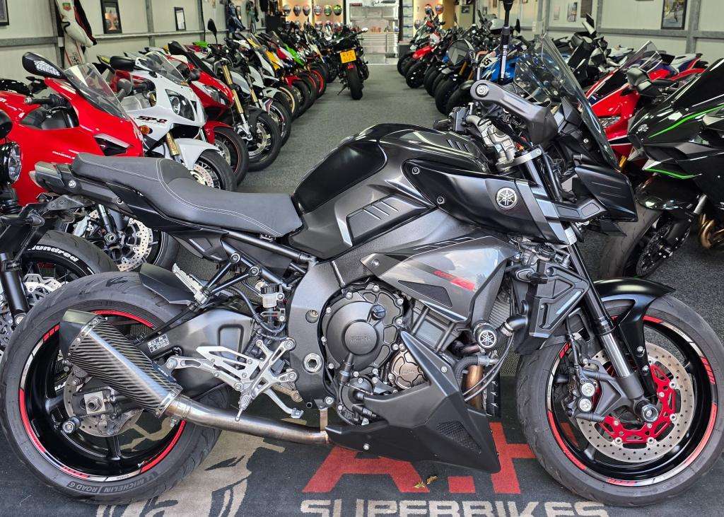 A 2016 YAMAHA MT-10 MTN1000 Mt-10 A 2016 YAMAHA MT-10 MTN1000 Mt-10