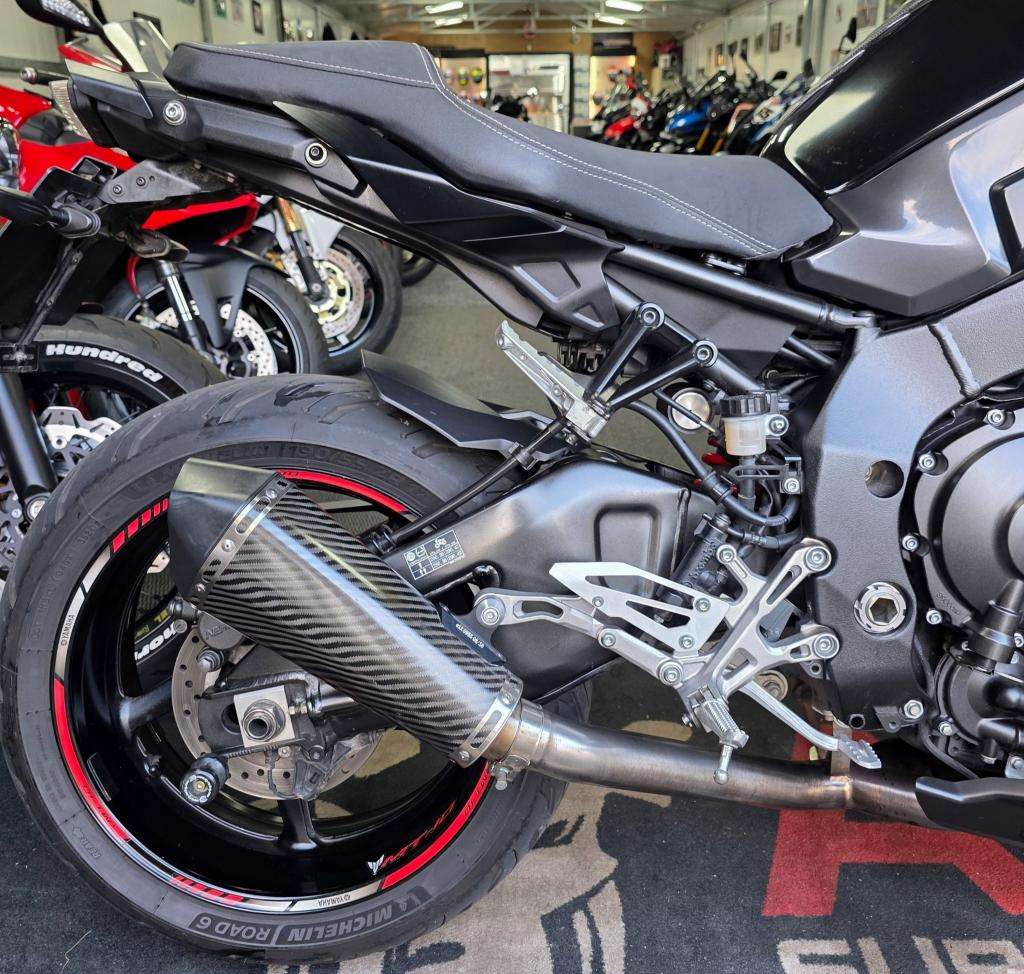 A 2016 YAMAHA MT-10 MTN1000 Mt-10 A 2016 YAMAHA MT-10 MTN1000 Mt-10