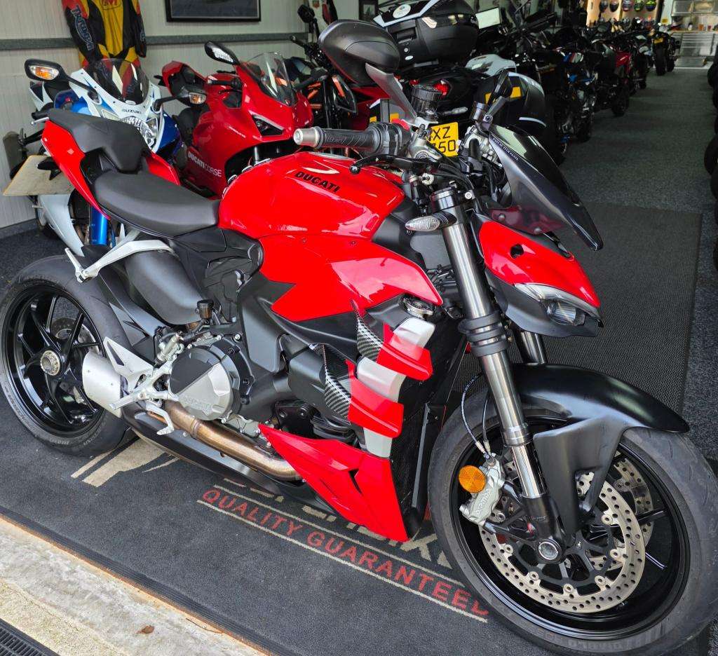 A 2022 DUCATI STREETFIGHTER V2 A 2022 DUCATI STREETFIGHTER V2