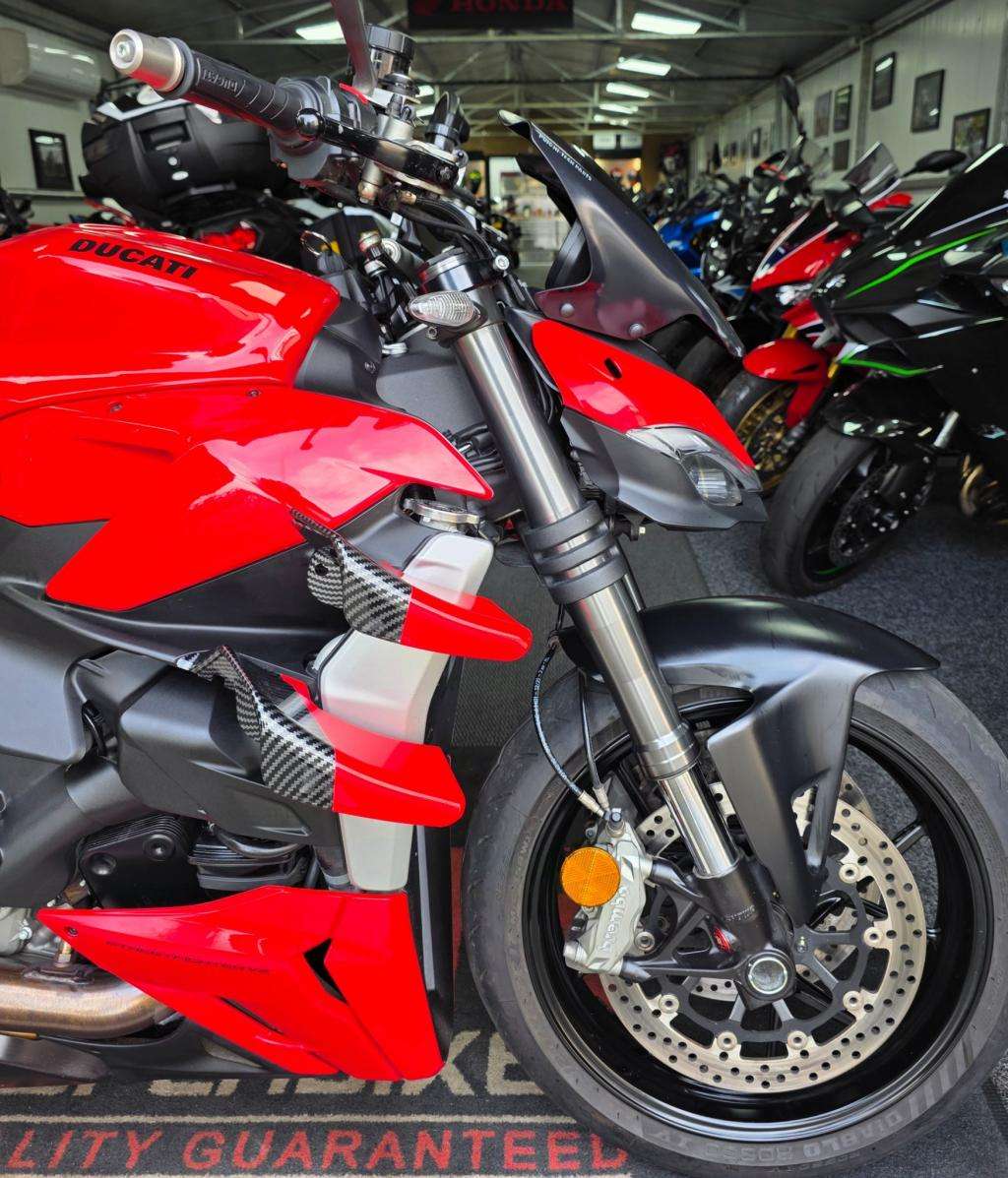 A 2022 DUCATI STREETFIGHTER V2 A 2022 DUCATI STREETFIGHTER V2