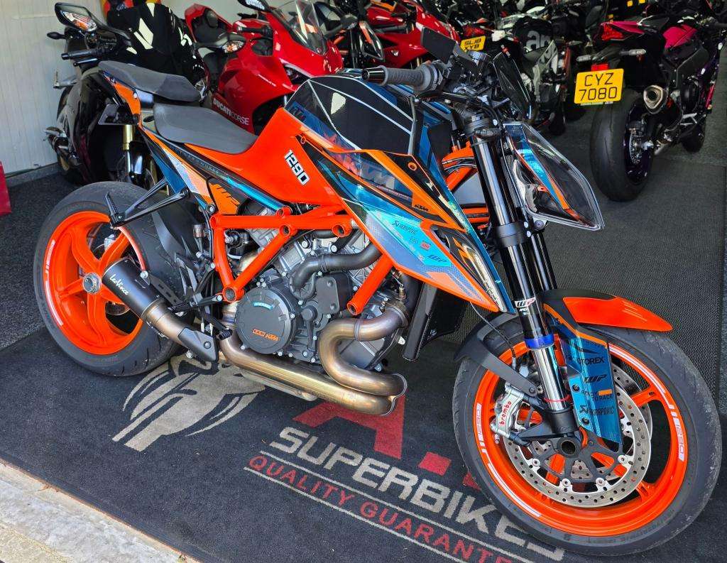 A 2022 KTM 1290 SUPER DUKE R EVO 22 1290 Super Duke R A 2022 KTM 1290 SUPER DUKE R EVO 22 1290 Super Duke R