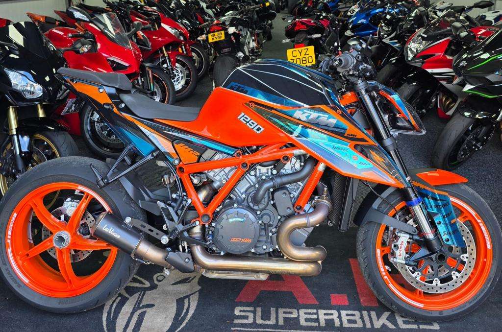 A 2022 KTM 1290 SUPER DUKE R EVO 22 1290 Super Duke R A 2022 KTM 1290 SUPER DUKE R EVO 22 1290 Super Duke R