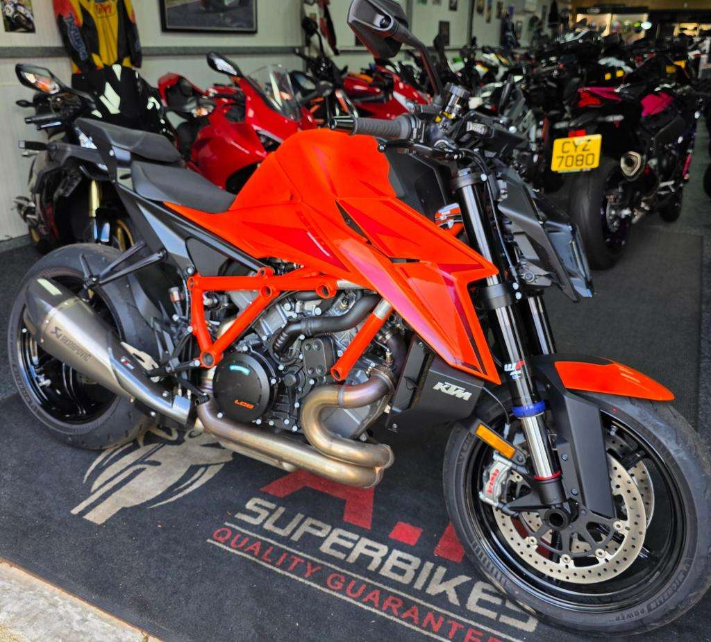 A 2025 KTM 1390 SUPERDUKE R Evo 24 A 2025 KTM 1390 SUPERDUKE R Evo 24