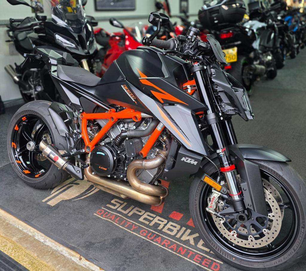 A 2024 KTM 1390 SUPERDUKE R 24 A 2024 KTM 1390 SUPERDUKE R 24