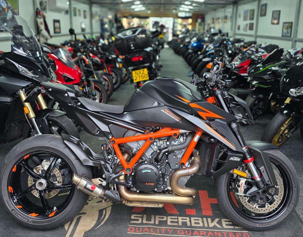 A 2024 KTM 1390 SUPERDUKE R 24 A 2024 KTM 1390 SUPERDUKE R 24