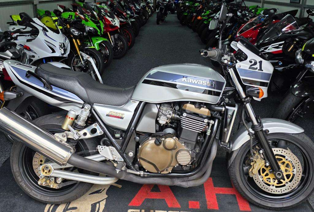 A 2004 KAWASAKI ZR 1200 A3P A 2004 KAWASAKI ZR 1200 A3P