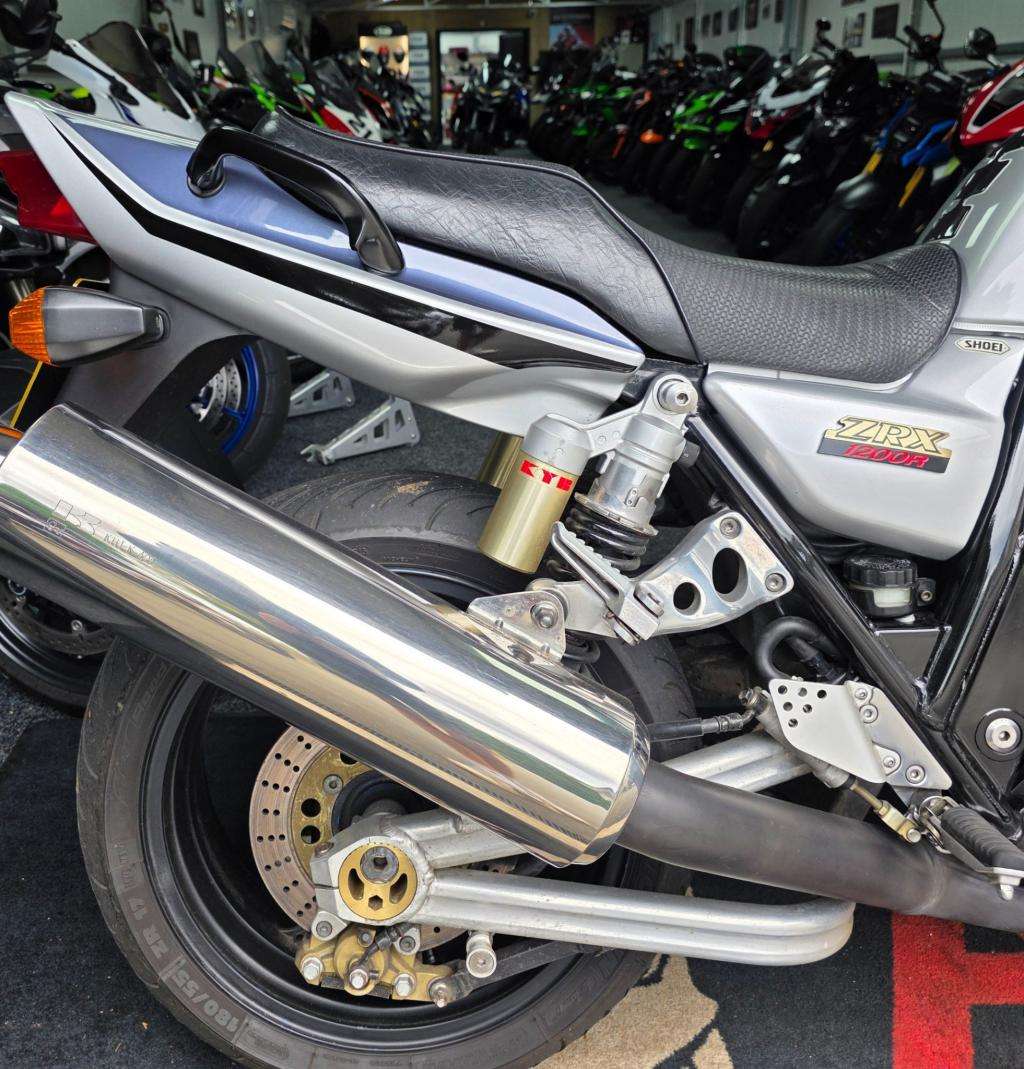 A 2004 KAWASAKI ZR 1200 A3P A 2004 KAWASAKI ZR 1200 A3P