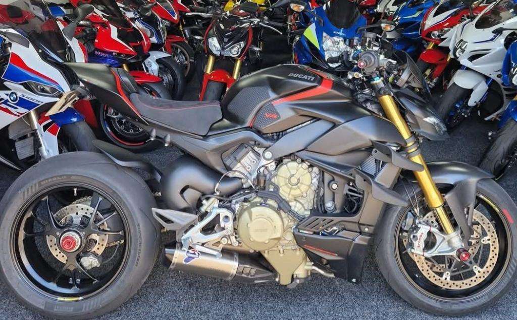 A 2021 DUCATI STREETFIGHTER V4 S Streetfighter V4 A 2021 DUCATI STREETFIGHTER V4 S Streetfighter V4