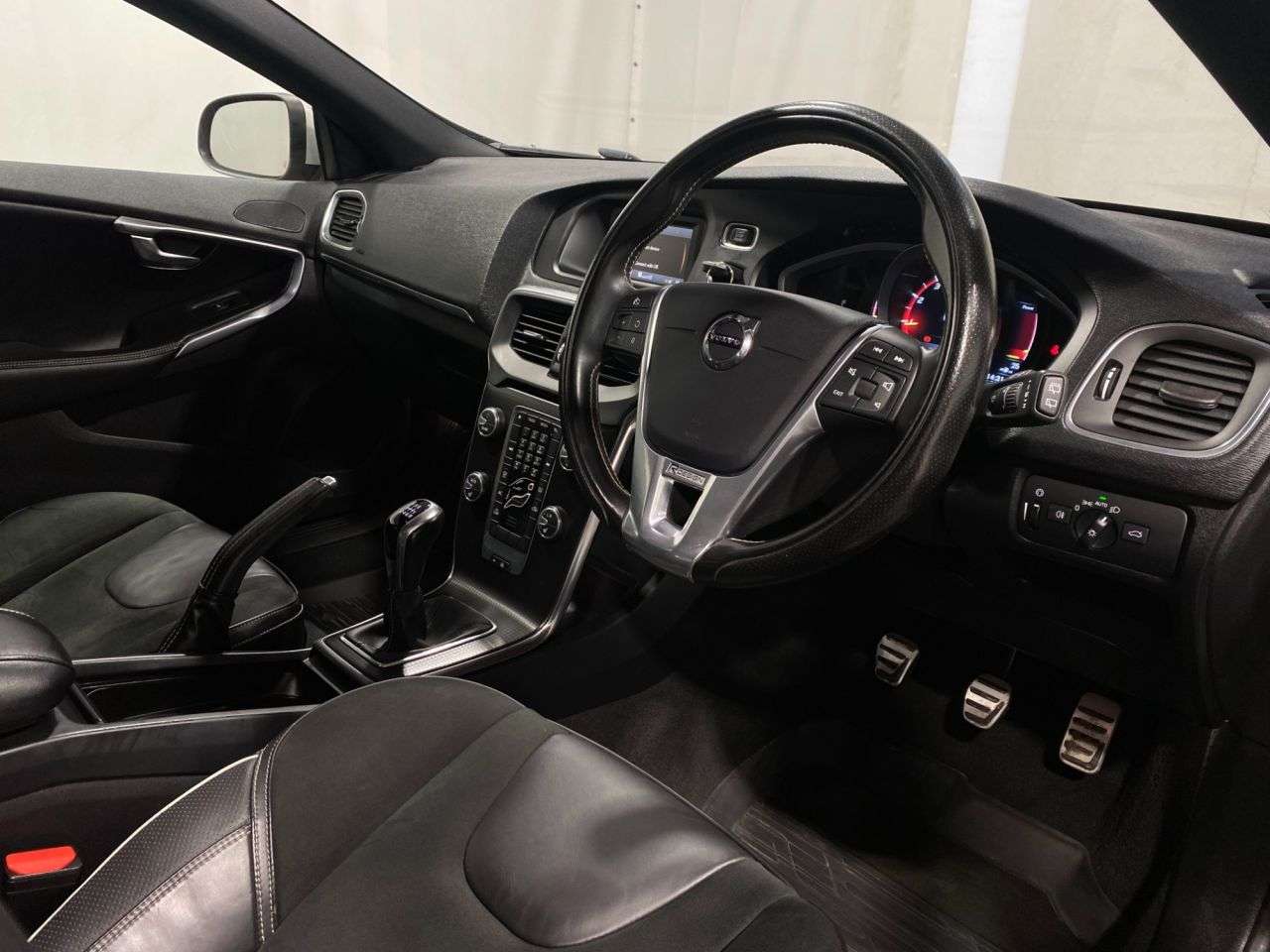 2017 VOLVO V40 2017 VOLVO V40