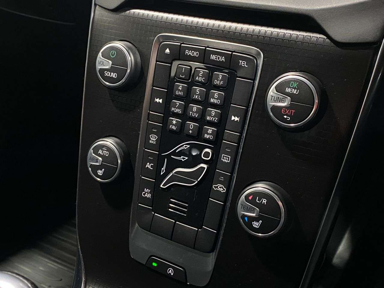 2017 VOLVO V40 2017 VOLVO V40