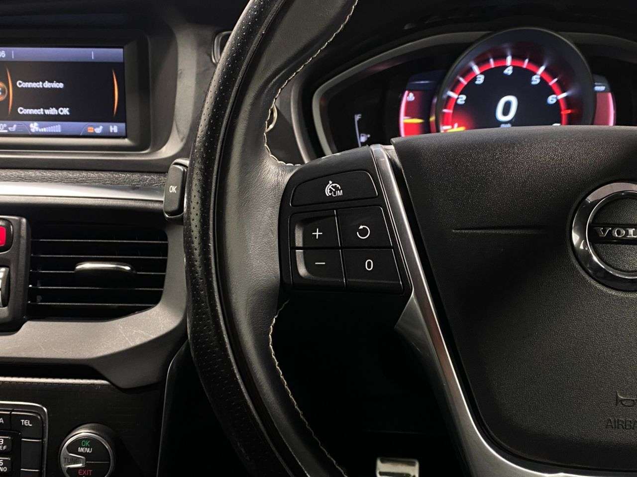 2017 VOLVO V40 2017 VOLVO V40