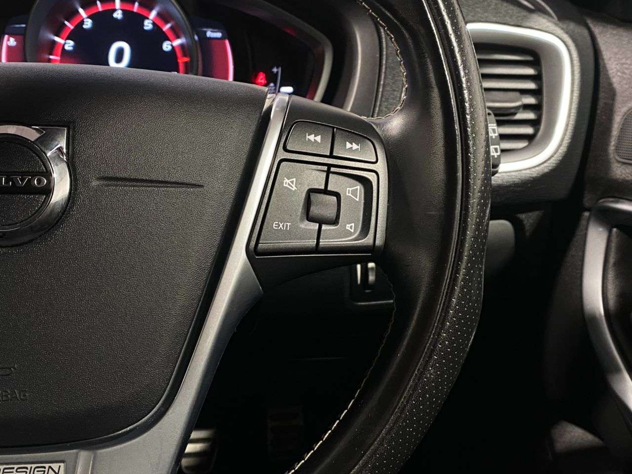 2017 VOLVO V40 2017 VOLVO V40