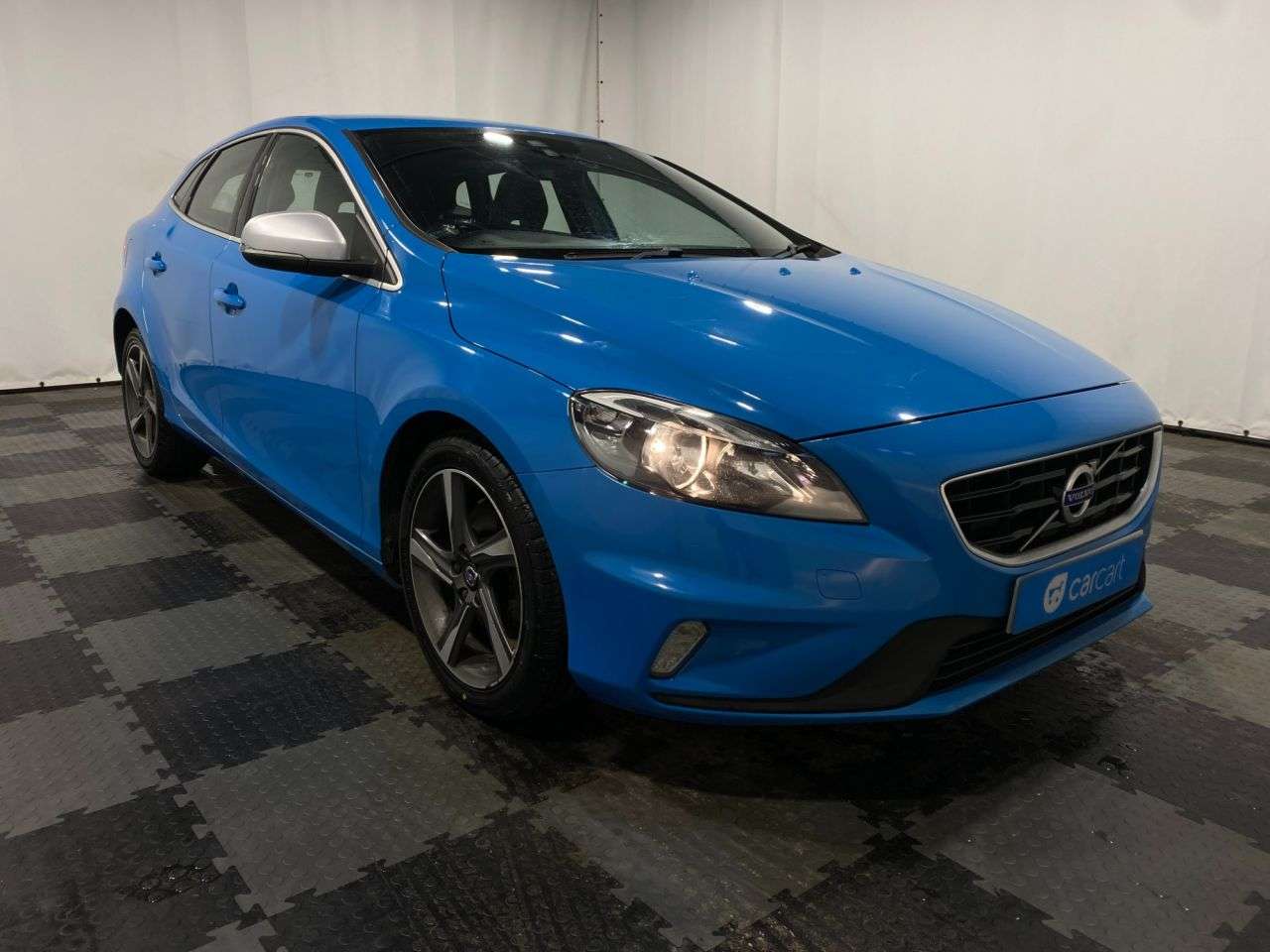 A 2015 VOLVO V40 2.0 T2 R-Design Hatchback 5dr Petrol Manual Euro 6 (s/s) (122 ps) (Rates st A 2015 VOLVO V40 2.0 T2 R-Design Hatchback 5dr Petrol Manual Euro 6 (s/s) (122 ps) (Rates st