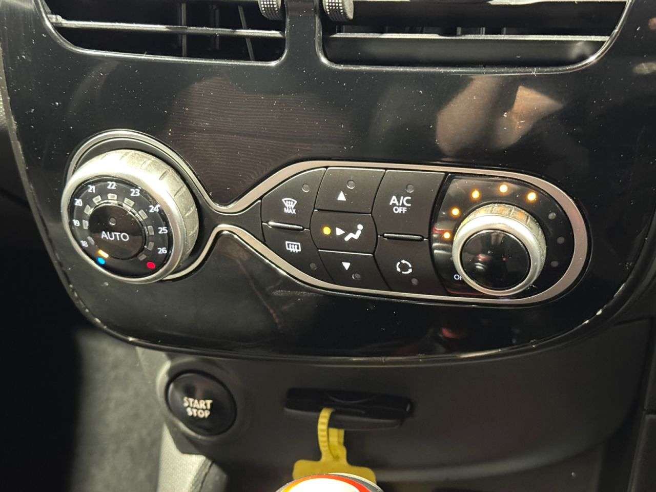 2015 RENAULT CLIO 2015 RENAULT CLIO