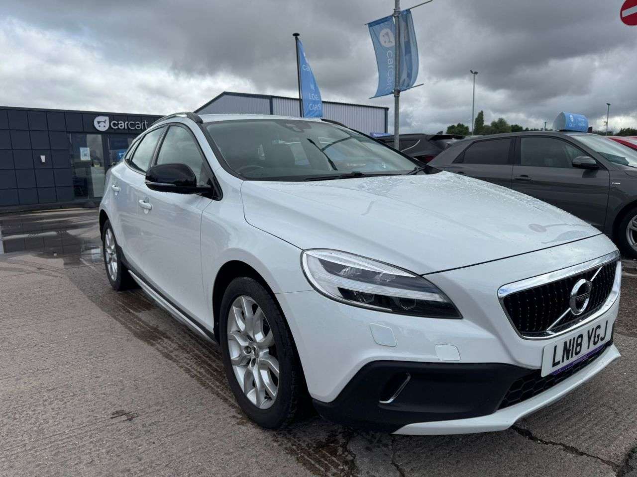 A 2018 VOLVO V40 CROSS COUNTRY 1.5 T3 Pro Hatchback 5dr Petrol Auto Euro 6 (s/s) (152 ps) (Rates starting A 2018 VOLVO V40 CROSS COUNTRY 1.5 T3 Pro Hatchback 5dr Petrol Auto Euro 6 (s/s) (152 ps) (Rates starting