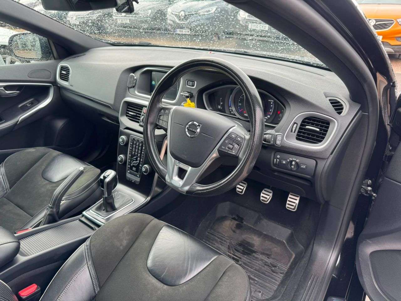 2016 VOLVO V40 2016 VOLVO V40